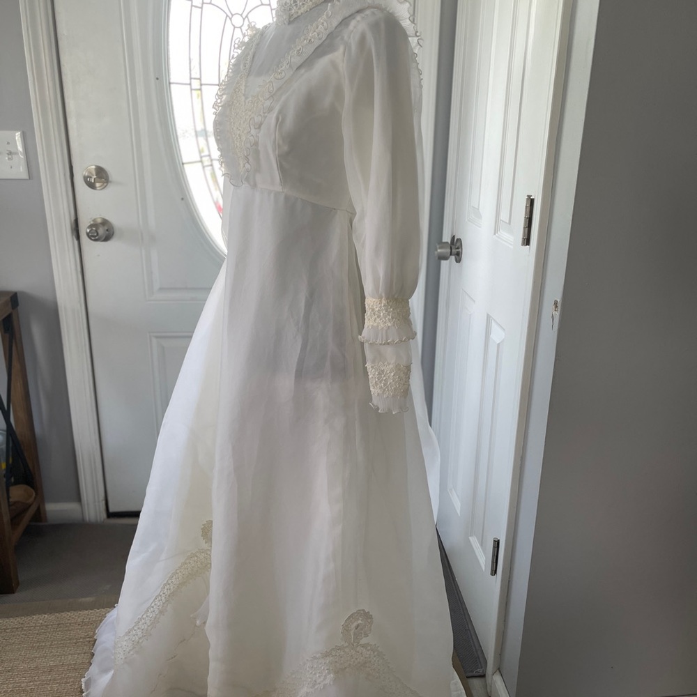 Elegant White Lace Bridal Gown Vintage 60s, 70s IGLWU wedding dress